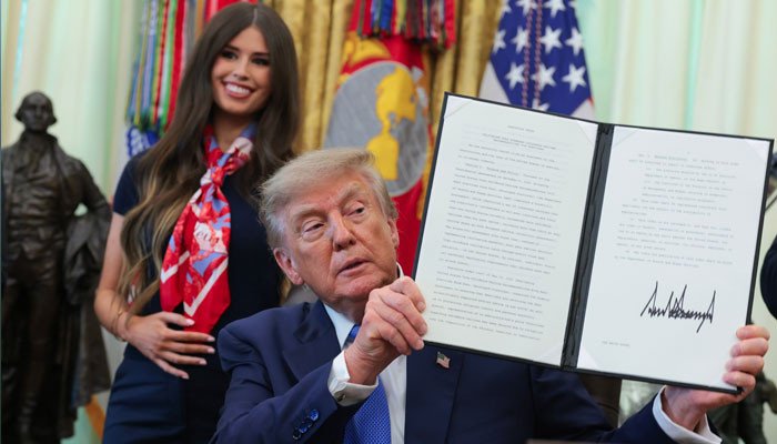 Was the woman putting her hand on Trump’s stomach repeatedly to wake him up? The reason came out