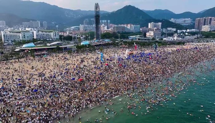 China: Damisha is the most crowded beach in the world, 200,000 people on the 1.8 km long beach