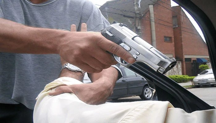 More than 10 robbers stole 2 crores from a businessman in Karachi
