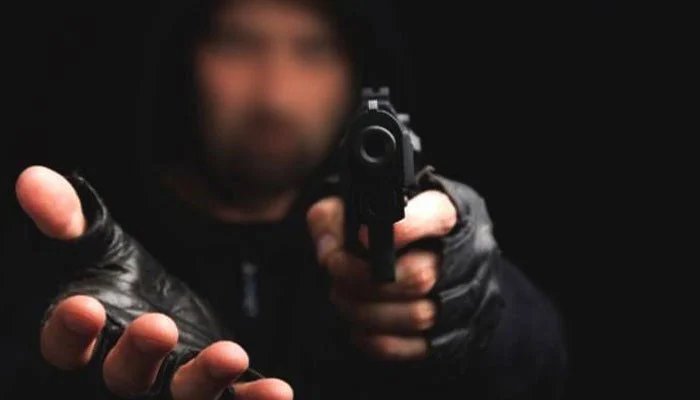 KARACHI: Robbers looted on the flyover from Shah Faisal to Korangi
