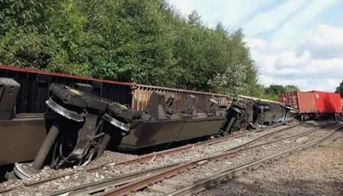Kotri: 3 bogies of freight train loaded with coal derailed