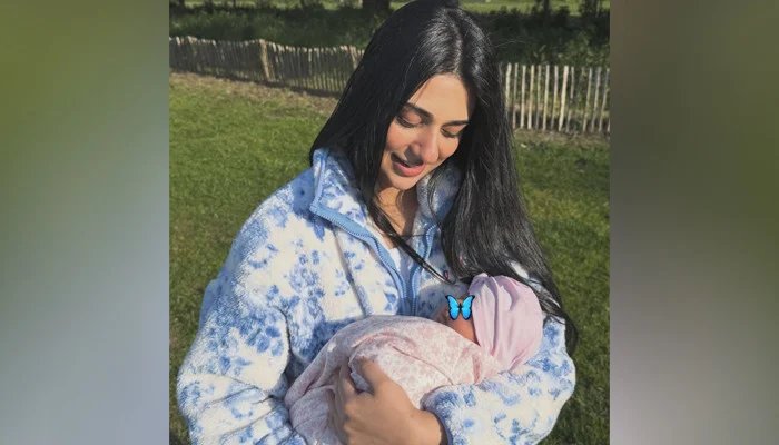 Sara Khan showed the face of her second daughter Rania Falak to the fans