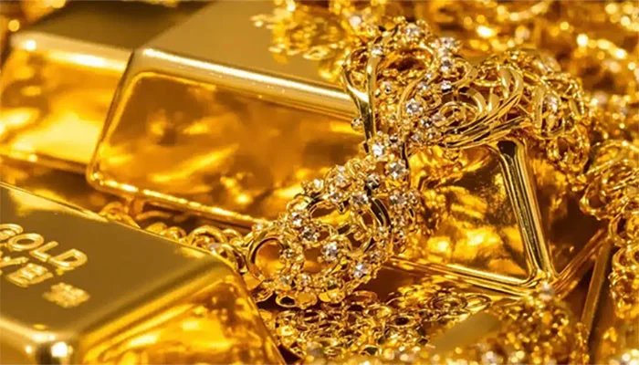 The price of one tola of gold in the country increased by Rs.400