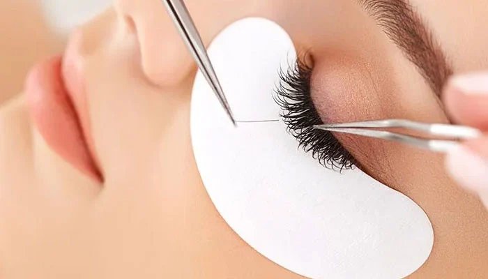 Applying artificial eyelashes is harmful, insects can enter the roots of eyelashes and affect vision, research