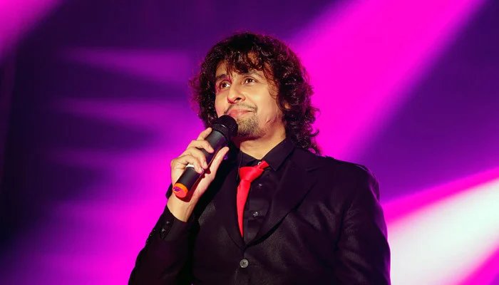 Sonu Nigam surprised the fans by performing the famous song in male and female voice