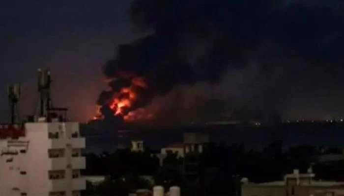 Saudi airstrikes hit 3 telecommunication towers in Yemen, 1 person was killed: Houthis claim
