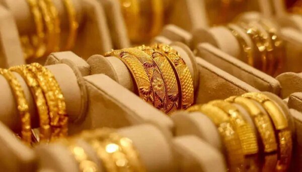 The price of gold per tola increased by 6900 rupees