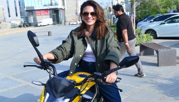 Zara Noor’s stunning entry on a heavy bike, everyone is surprised at the style of film promotion