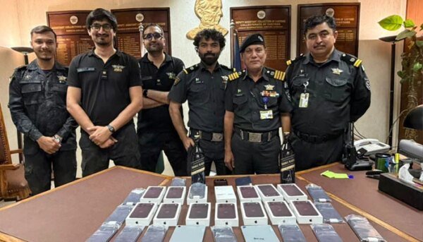 Karachi Airport: 14 new iPhones and 2 bottles of liquor recovered