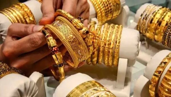 The price of one tola of gold in the country has decreased by Rs 100