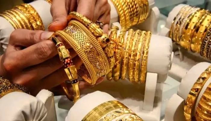 The price of one tola of gold in the country has decreased by Rs 100