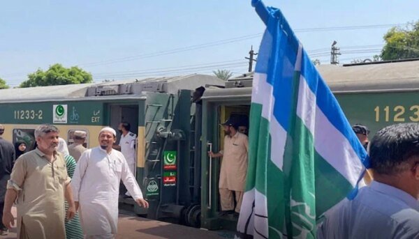 Train march of Jamaat-e-Islami reached Rohri