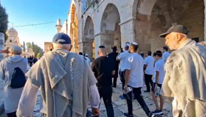 A gathering of thousands of Jews at the Western Wall, many Zionists also entered the Al-Aqsa Mosque