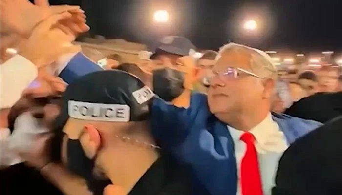 Israeli minister Ben Gower distributed leaflets